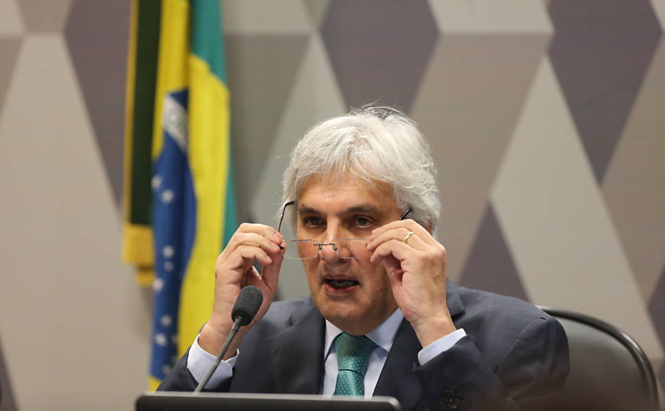 Sessão do senado presidida por Renan Calheiros decide afastar o senador Delcídio Amaral, (ex-PT-MS), por quebra de decoro parlamentar por 74 votos favoráveis e 1 abstenção