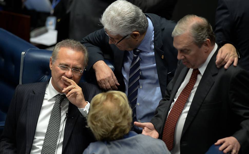 Sessão do senado presidida por Renan Calheiros decide afastar o senador Delcídio Amaral, (ex-PT-MS), por quebra de decoro parlamentar por 74 votos favoráveis e 1 abstenção