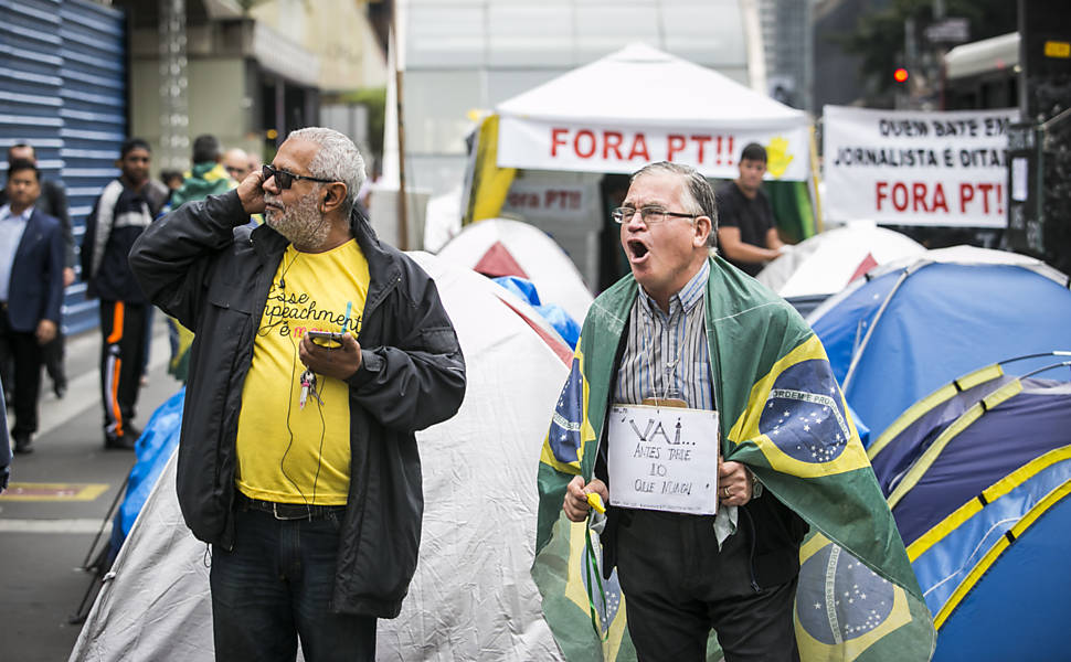 Um grupo de manifestantes ocupam a faixa de ônibus da avenida Paulista em protesto em favor do impeachment da presidenta Dilma Rousseff