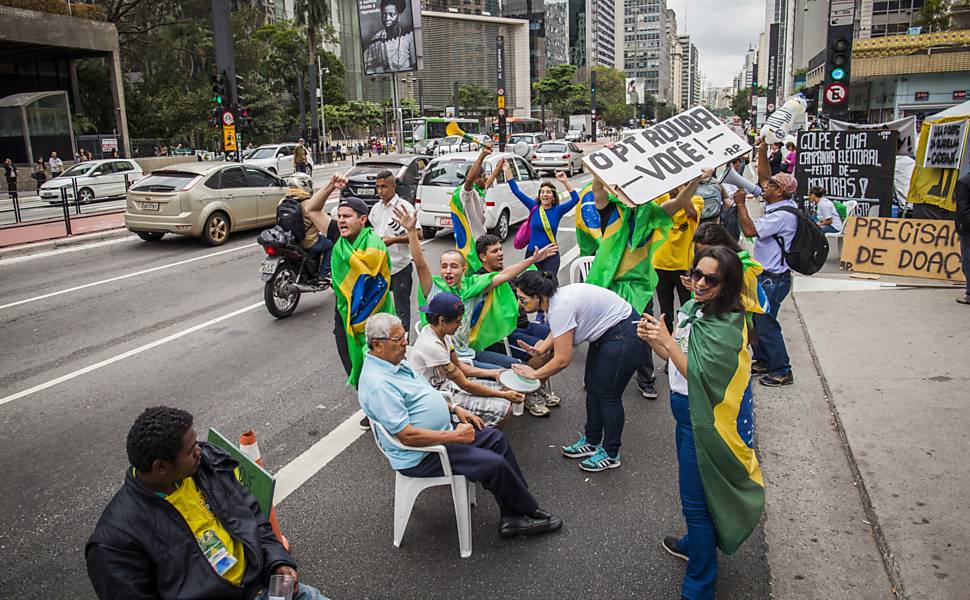 Um grupo de manifestantes protestam na avenida Paulista a favor do impeachment da presidenta Dilma Rousseff