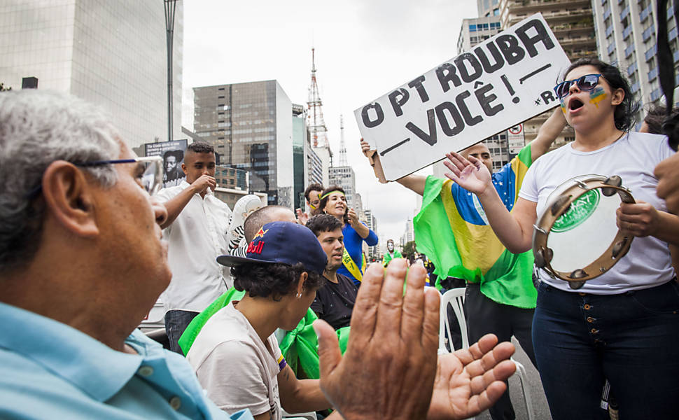 Um grupo de manifestantes protesta na avenida Paulista a favor do impeachment da presidenta Dilma Rousseff