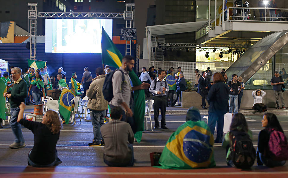 Manifestantes a favor do impeachment da presidente Dilma ocupam a avenida Paulista em frente a Fiesp
