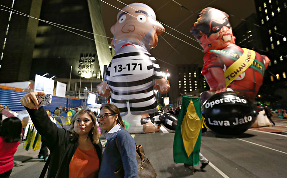 Manifestantes a favor do impeachment da presidente Dilma ocupam a avenida Paulista em frente a Fiesp, em São Paulo
