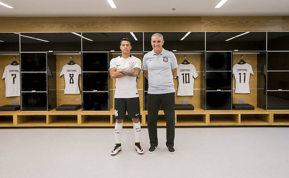 Corinthians apresenta nova camisa para 2016