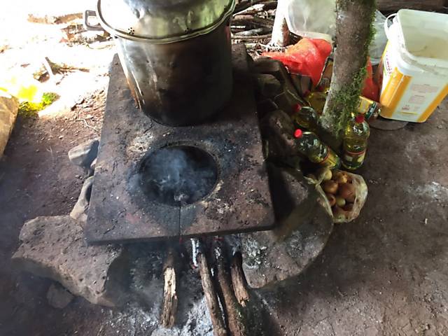 "Fogão" improvisado usado em  alojamento para grupo de 20 trabalhadores em uma fazenda em Guaraniaçu, no sudoeste do Paraná