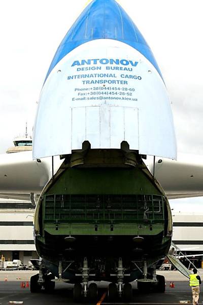 Processo de carga é feito pelo nariz do An-225