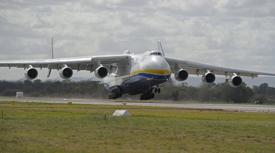 Antonov 225 é o maior avião do mundo: mede 84 metros de comprimento, tem 88 metros de envergadura (distância entre a ponta das asas) e pesa 175 toneladas sem carga e combustível. É o único exemplar em atividade
