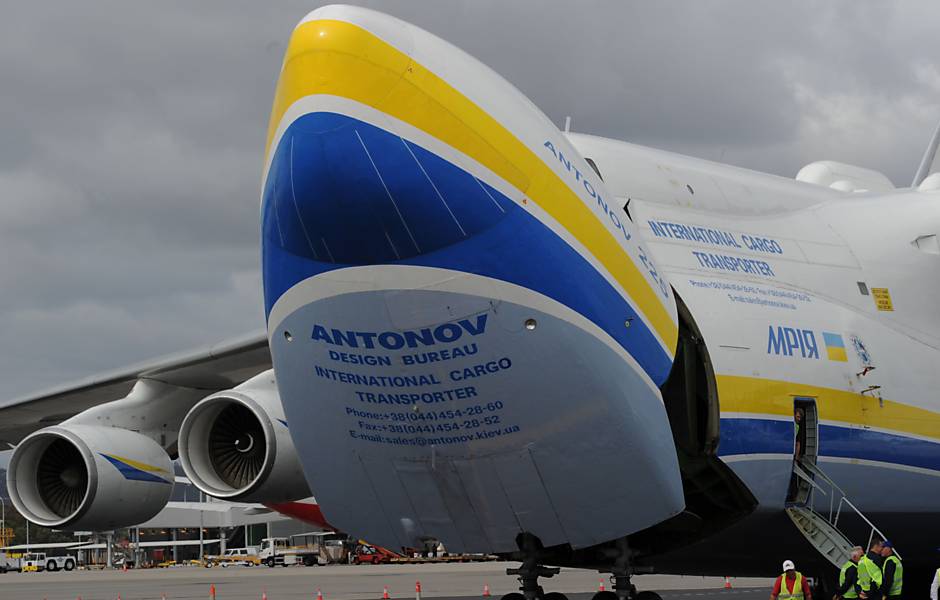 Processo de carga é feito pelo nariz do An-225