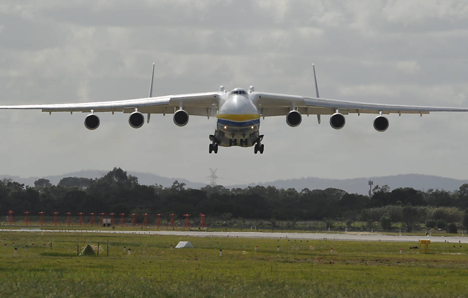 Antonov 225 é o maior avião do mundo: mede 84 metros de comprimento, tem 88 metros de envergadura (distância entre a ponta das asas) e pesa 175 toneladas sem carga e combustível. É o único exemplar em atividade