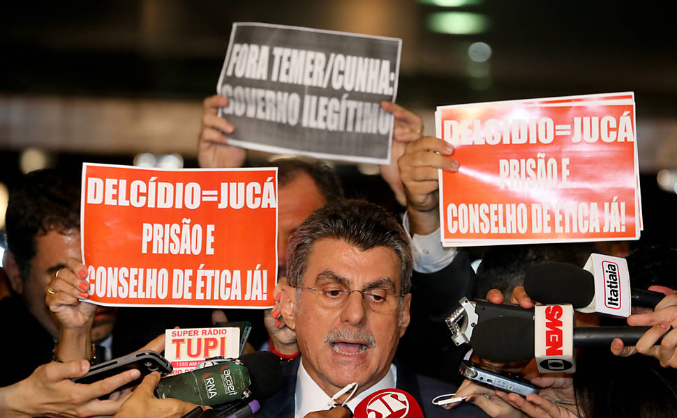 Romero Jucá participa de coletiva de imprensa após cerimônia de entrega de nova meta fiscal