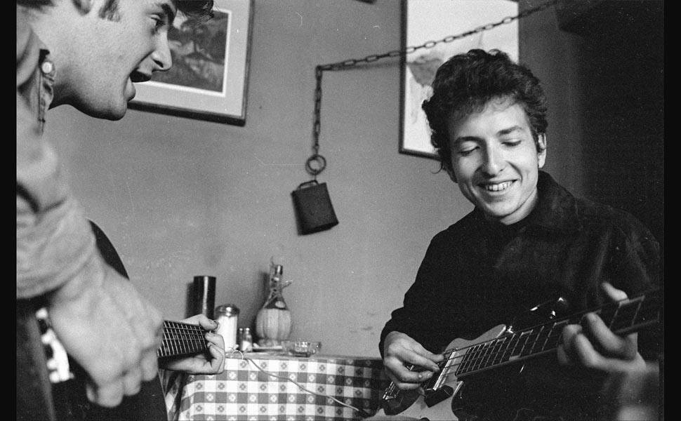 Bob Dylan, com 22 anos, toca baixo elétrico em um café em Woodstock (EUA), em janeiro de 1964