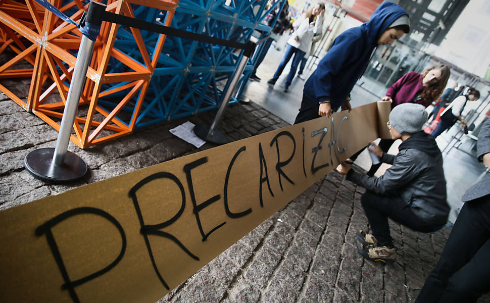 Professores e estudantes da USP, Unesp e Unicamp protestam na avenida Paulista