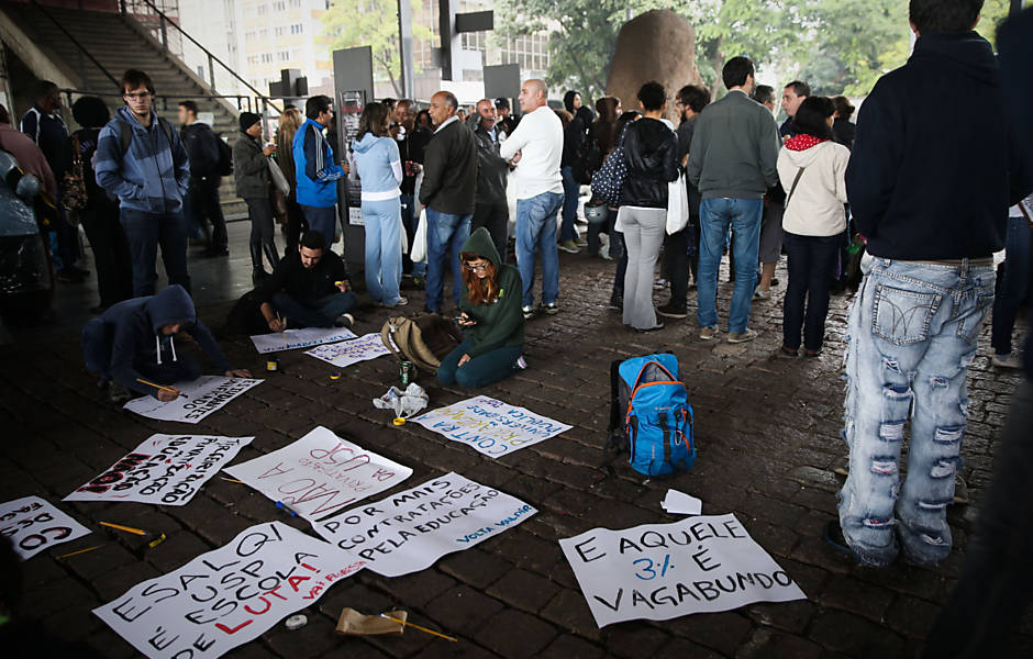 Professores e estudantes da USP, Unesp e Unicamp protestam na avenida Paulista