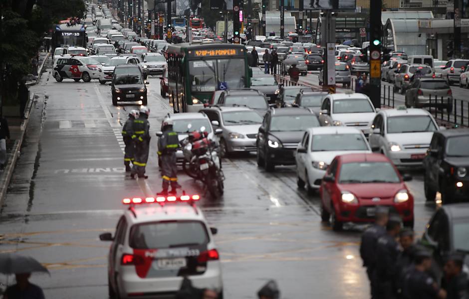 Professores e estudantes da USP, Unesp e Unicamp protestam na avenida Paulista