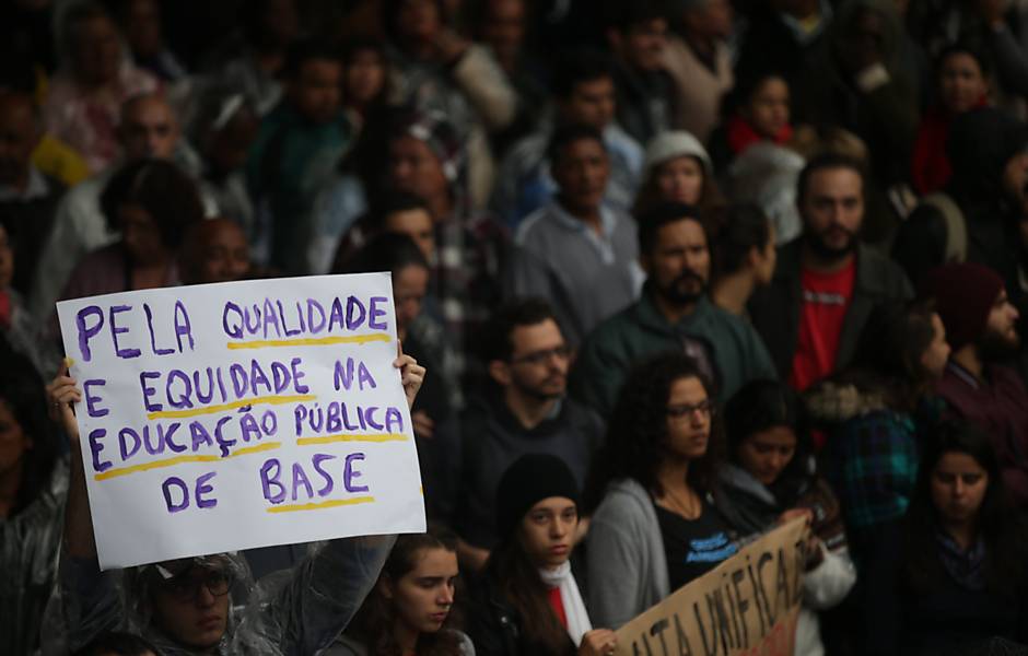 Professores e estudantes da USP, Unesp e Unicamp protestam na avenida Paulista