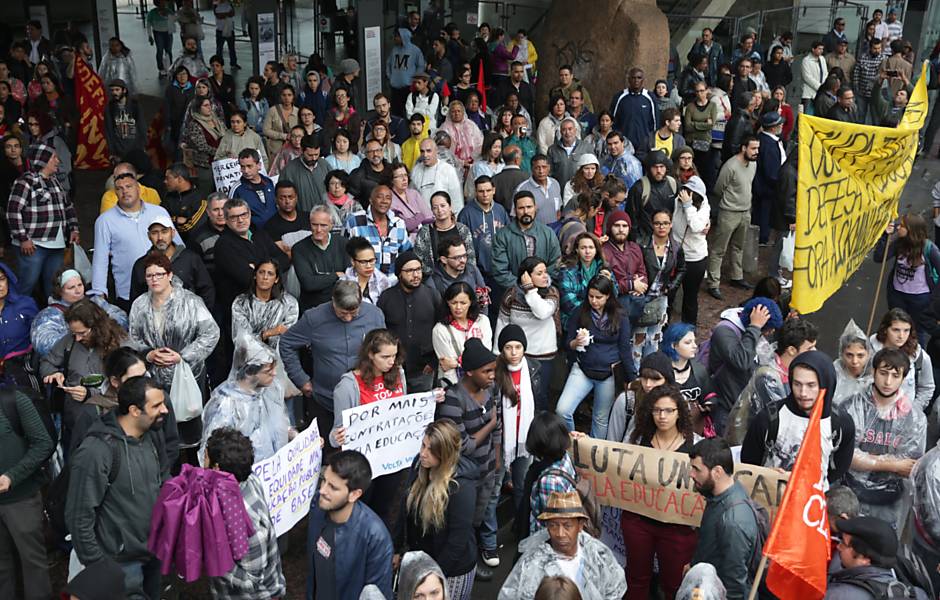 Professores e estudantes da USP, Unesp e Unicamp protestam na avenida Paulista