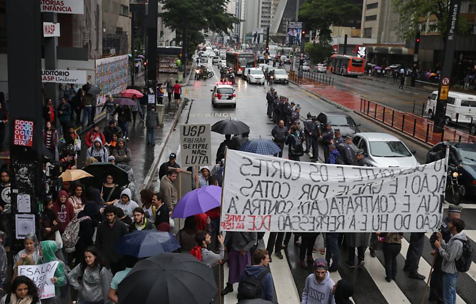 Professores e estudantes da USP, Unesp e Unicamp protestam na avenida Paulista