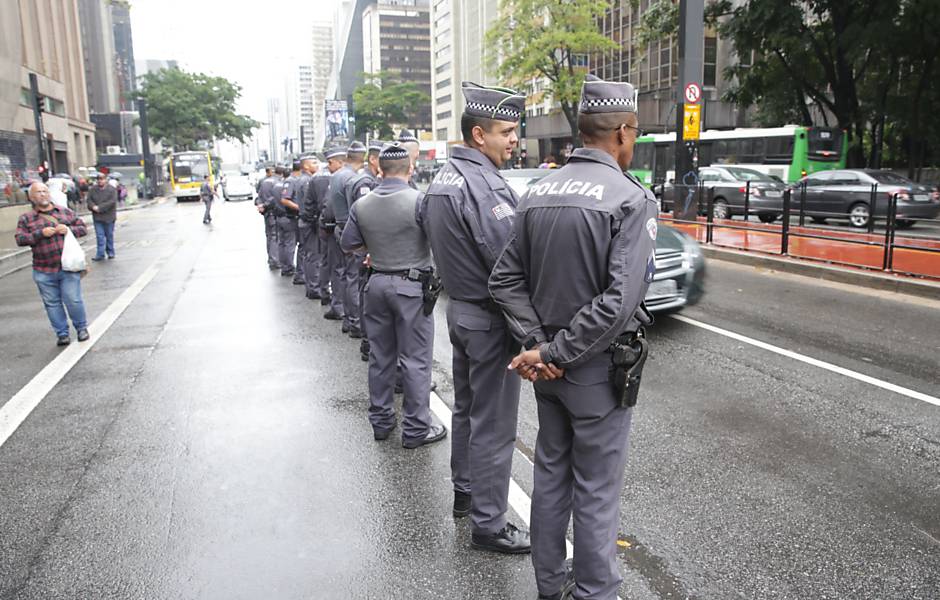 Professores e estudantes da USP, Unesp e Unicamp protestam na avenida Paulista