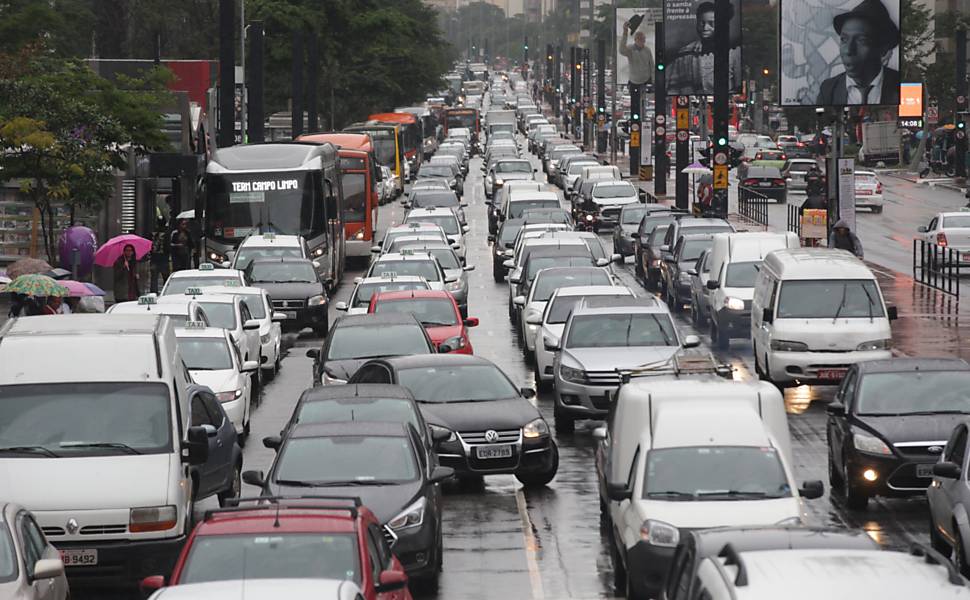 Professores e estudantes da USP, Unesp e Unicamp protestam na avenida Paulista