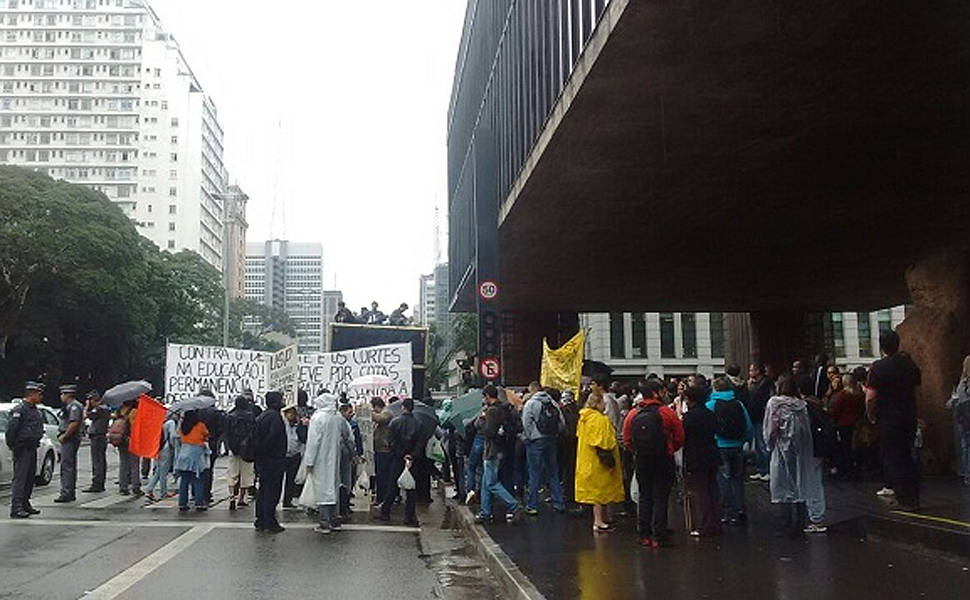 Professores e estudantes da USP, Unesp e Unicamp protestam na avenida Paulista