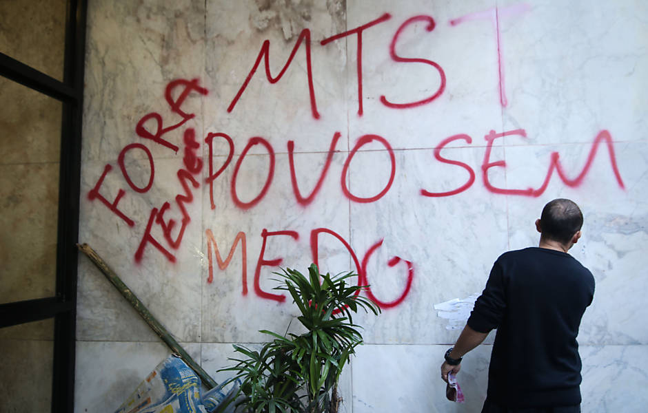 Protesto do MTST ocupa sede da Presidência na avenida Paulista