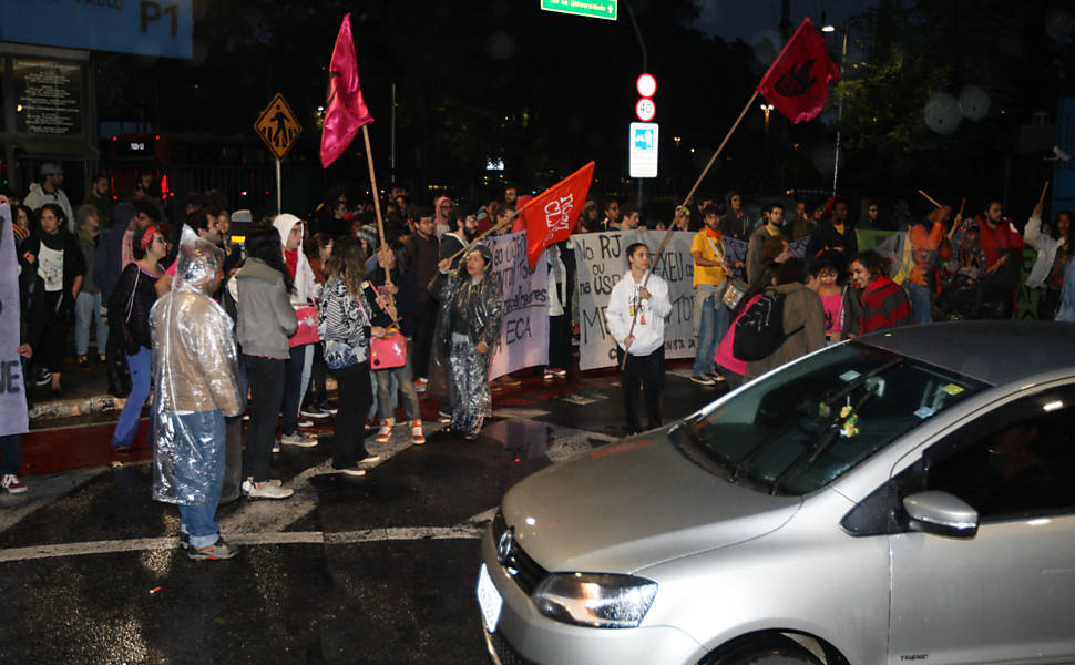 Trabalhadores e alunos da USP (Universidade de São Paulo) protestam na manhã desta sexta-feira (3) em frente ao portão 1 da Cidade Universitária, na zona oeste de São Paulo; eles protestam por reajuste salarial e contra o "desmonte" na universidade