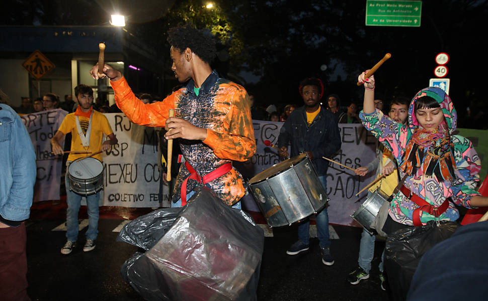 Trabalhadores e alunos da USP (Universidade de São Paulo) protestam na manhã desta sexta-feira (3) em frente ao portão 1 da Cidade Universitária, na zona oeste de São Paulo; eles protestam por reajuste salarial e contra o "desmonte" na universidade