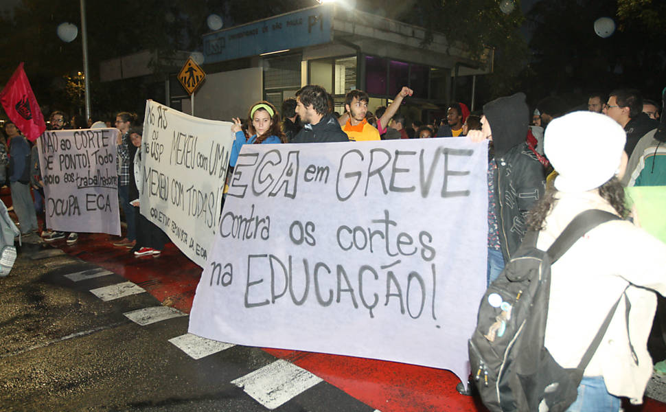 Trabalhadores e alunos da USP (Universidade de São Paulo) protestam na manhã desta sexta-feira (3) em frente ao portão 1 da Cidade Universitária, na zona oeste de São Paulo; eles protestam por reajuste salarial e contra o "desmonte" na universidade