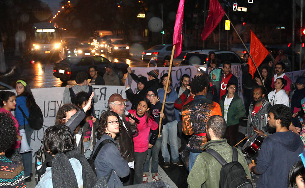 Trabalhadores e alunos da USP (Universidade de São Paulo) protestam na manhã desta sexta-feira (3) em frente ao portão 1 da Cidade Universitária, na zona oeste de São Paulo; eles protestam por reajuste salarial e contra o "desmonte" na universidade