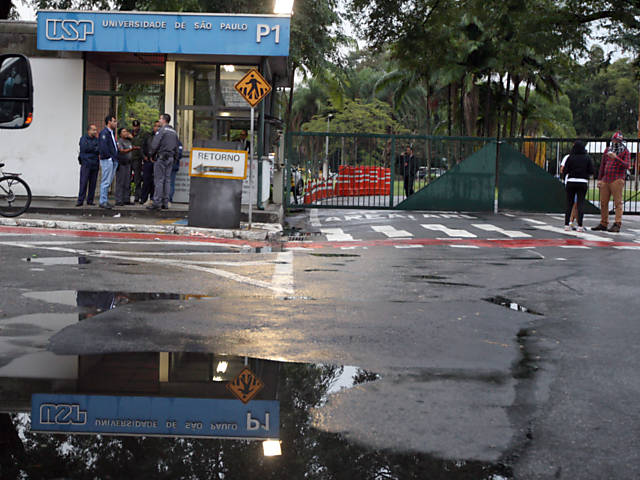 Trabalhadores e alunos da USP (Universidade de São Paulo) protestam na manhã desta sexta-feira (3) em frente ao portão 1 da Cidade Universitária, na zona oeste de São Paulo; eles protestam por reajuste salarial e contra o "desmonte" na universidade