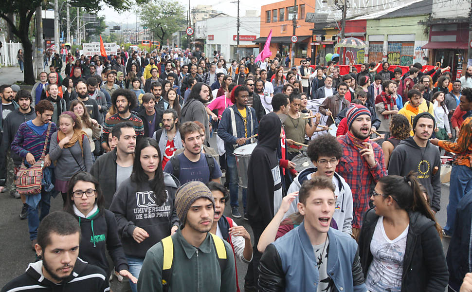 Trabalhadores e alunos da USP fecharam o cruzamentos das avenidas Vital Brasil X Francisco Morato, o transito ficou congestionado; eles protestam por reajuste salarial e contra o "desmonte" na universidade