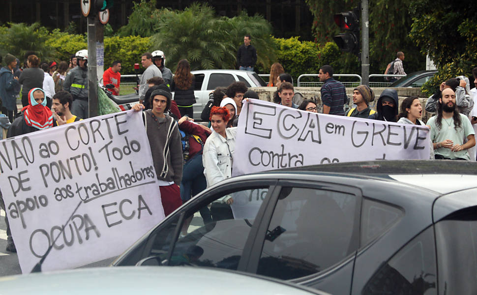 Trabalhadores e alunos da USP fecharam o cruzamentos das avenidas Vital Brasil X Francisco Morato, o transito ficou congestionado; eles protestam por reajuste salarial e contra o "desmonte" na universidade