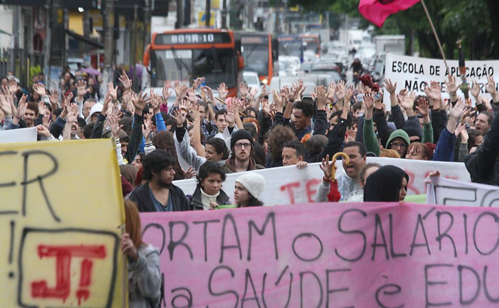 Trabalhadores e alunos da USP fecharam o cruzamentos das avenidas Vital Brasil X Francisco Morato, o transito ficou congestionado; eles protestam por reajuste salarial e contra o "desmonte" na universidade