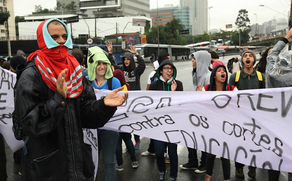 Trabalhadores e alunos da USP fecharam o cruzamentos das avenidas Vital Brasil X Francisco Morato, o transito ficou congestionado; eles protestam por reajuste salarial e contra o "desmonte" na universidade