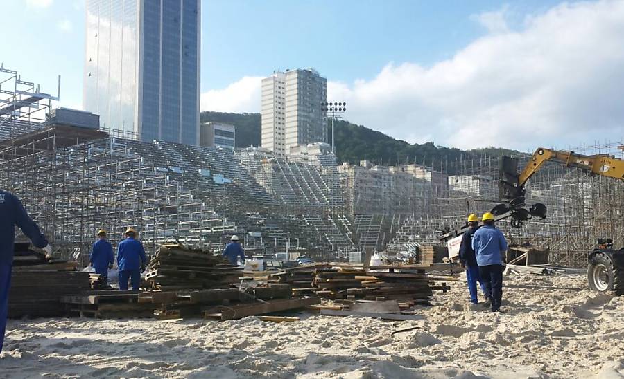 Ressaca invade canteiro da arena de vôlei de praia