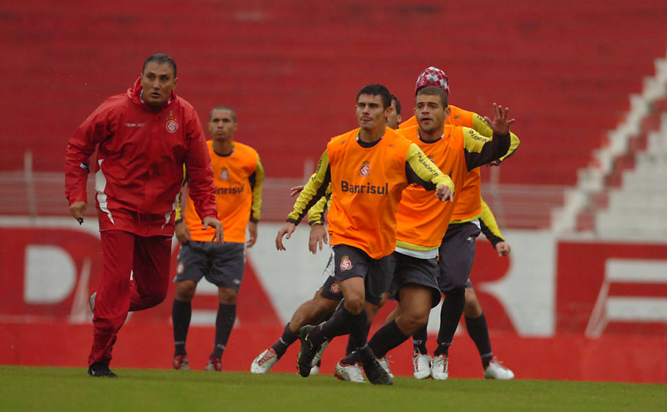 Tite durante treino do Internacional, onde foi treinador entre 2008 e 2009