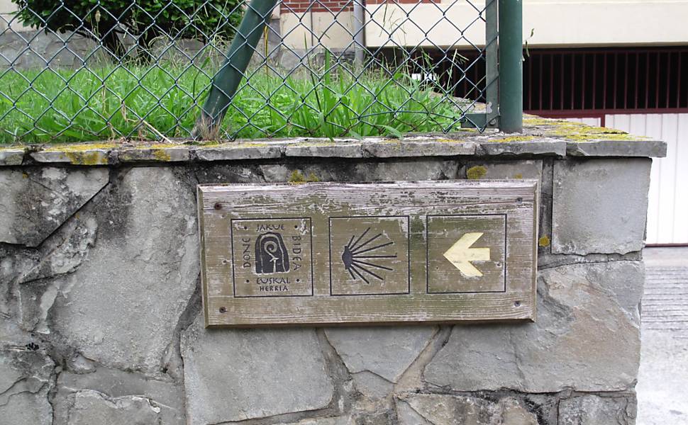 Indicações mostram a direção do caminho