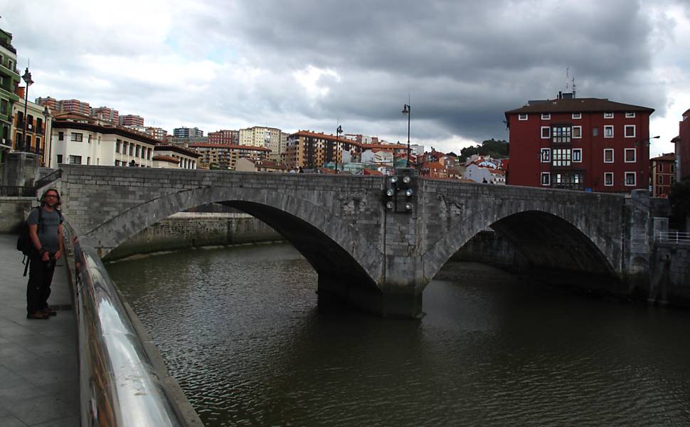 Trecho urbano do Caminho de Compostela no País Basco, entre as localidades de Getaria e Zumaia