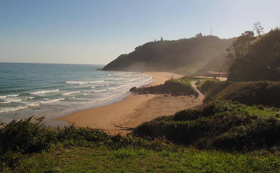 Trecho do Caminho Norte a Santiago de Compostela entre Arenal de Moris e La Isla, nas Astúrias