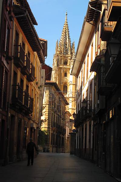 Vista de Oviedo, com sua catedral em estilo gótico ao fundo, no Principado das Astúrias 