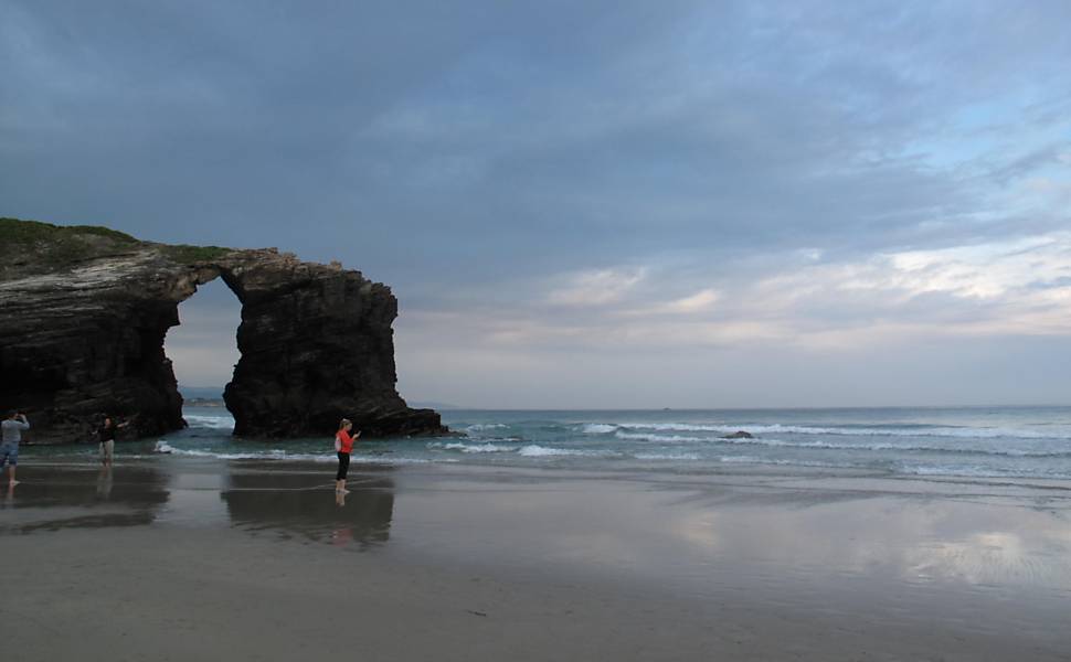 Praia das Catedrais, entre Figueras e Ribadeo, na região de Lugo, a costa cantábrica da Espanha