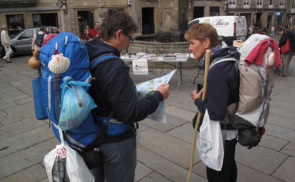 Peregrinos com suas mochilas na chegada a Santiago de Compostela