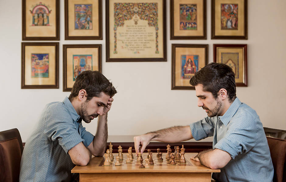 O GM Krikor Mekhitarian joga xadrez na 'Titled Tuesday' ao vivo