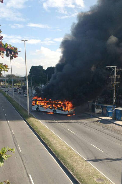 Ônibus incendiado perto de aeroporto no Rio