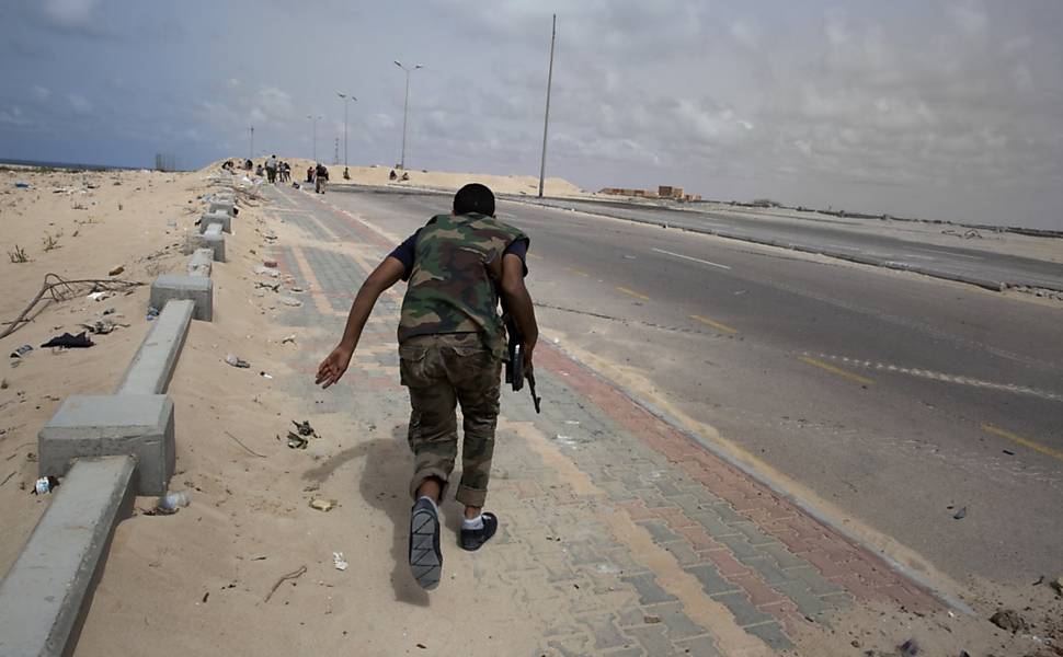 Forças líbias combatem o Estado Islâmico