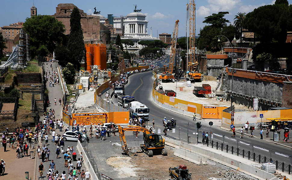 Roma restaura fachada do Coliseu