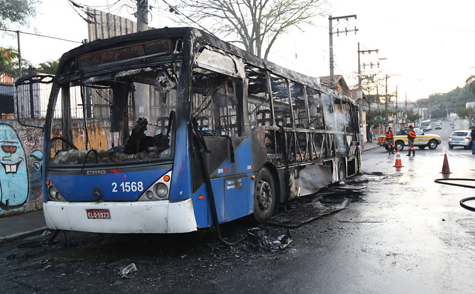 Ônibus pega fogo na zona norte de São Paulo