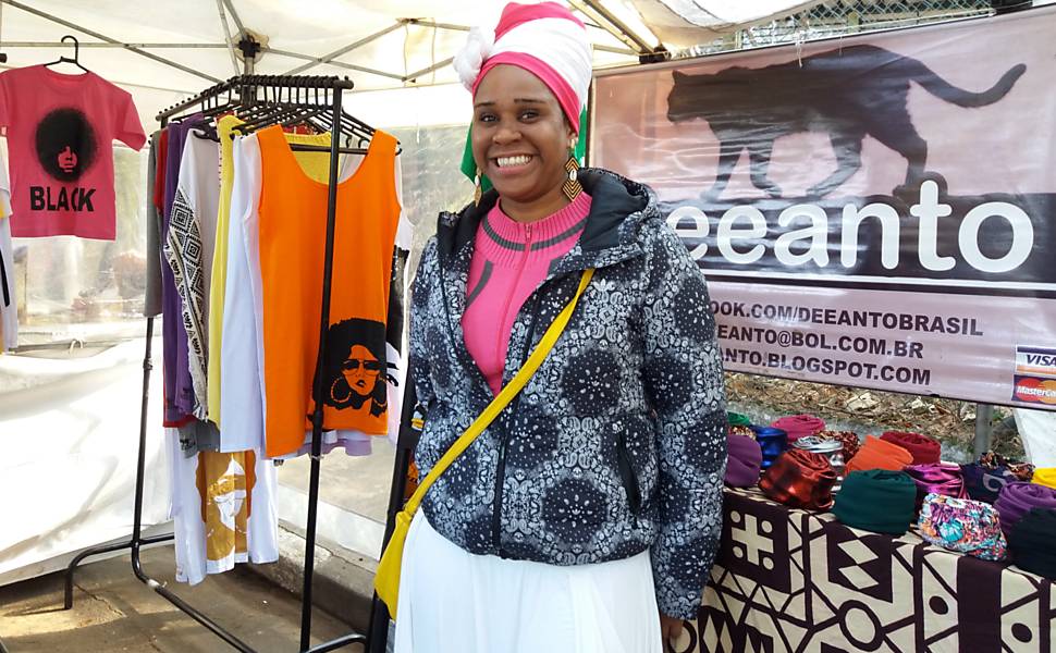 Marina Faustino, 33, é afrorepresentante, ela representa marcas de de marcas de roupas e acessórios com temáticas africanas nas feiras