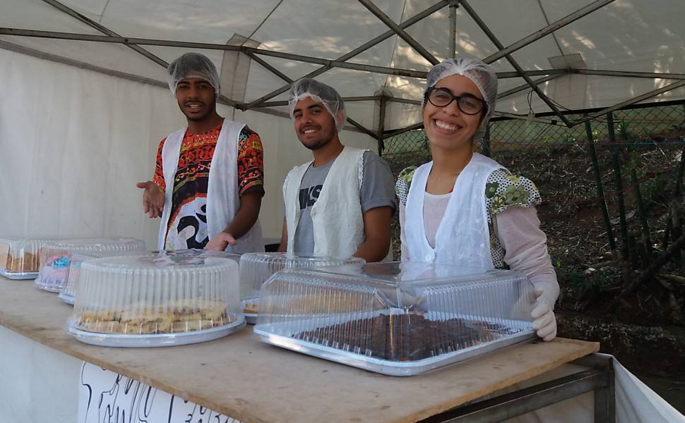 Sheila Lima, 18, convidou seus amigos para ajudarem na venda de seus bolos