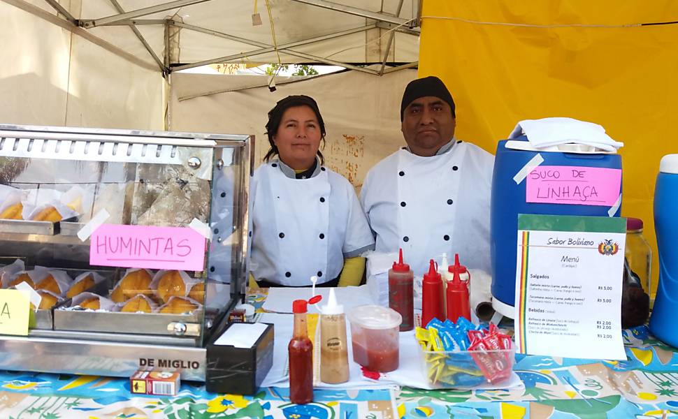 O casal boliviano Gregório Colikue, 47, e Marta Zambrana, 45, participa desde a primeira edição vendendo salgados típicos da Bolívia